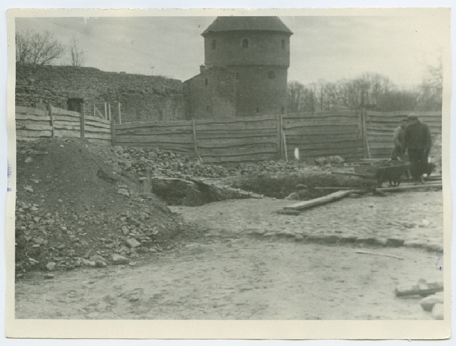 Archaeological mines in Tallinn in 1952.