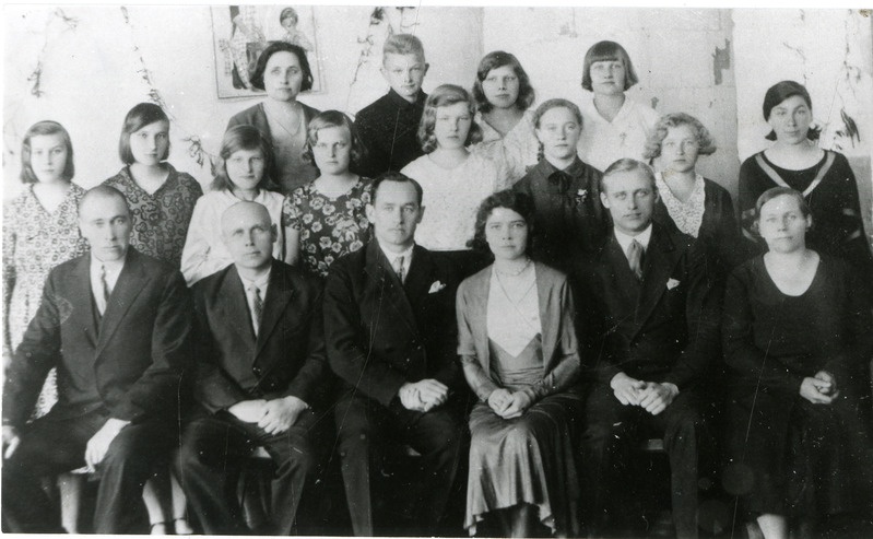 Lümanda Algkooli lõpetajad ja õpetajad 1933.a. kevadel.