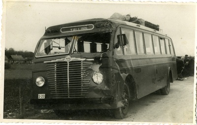 Autobuss Volvo pärast kokkupõrget Kuressaare autobaasi Ühendus autobussiga Reo  duplicate photo