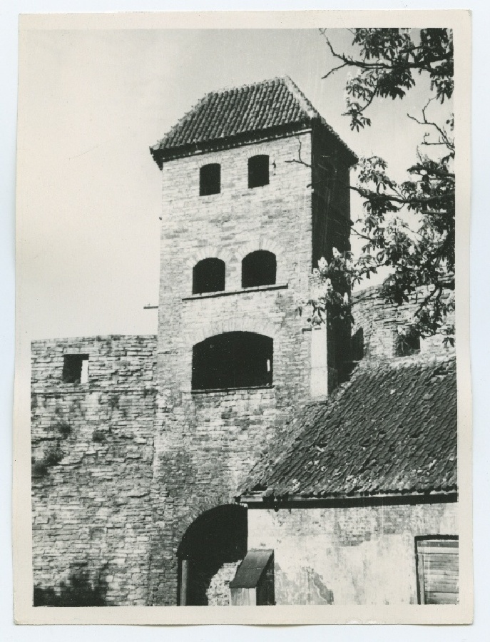 Tallinn, view of Saunatorn from the inside of the city wall, four-sected, front right attachment.