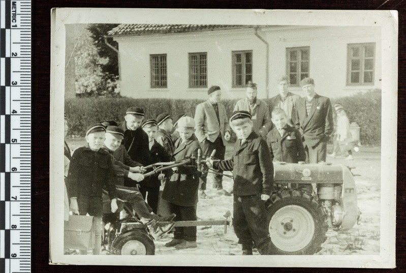 Mootorsõiduk põllumajandusnäituselt Kuressaare lossihoovis