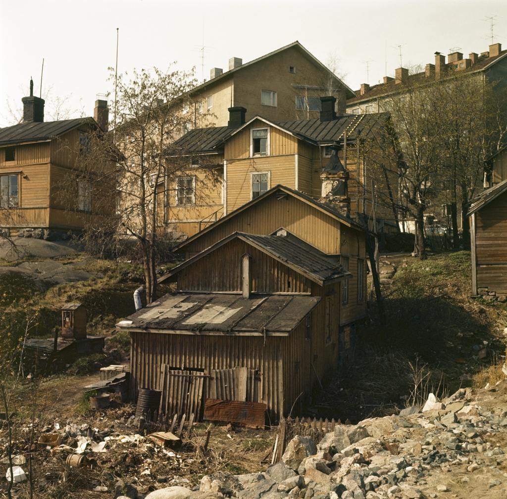 Hermanni. kortteli 657. Oihonnankatu 20 .Pihalla on kaivo ja jätteitä (komposti?)