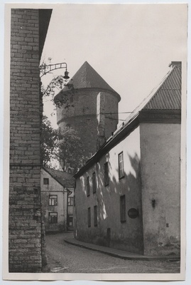 Tallinn, Rataskaevu tänav, tagaplaanil Kiek-in-de-Kök'i torn.  duplicate photo