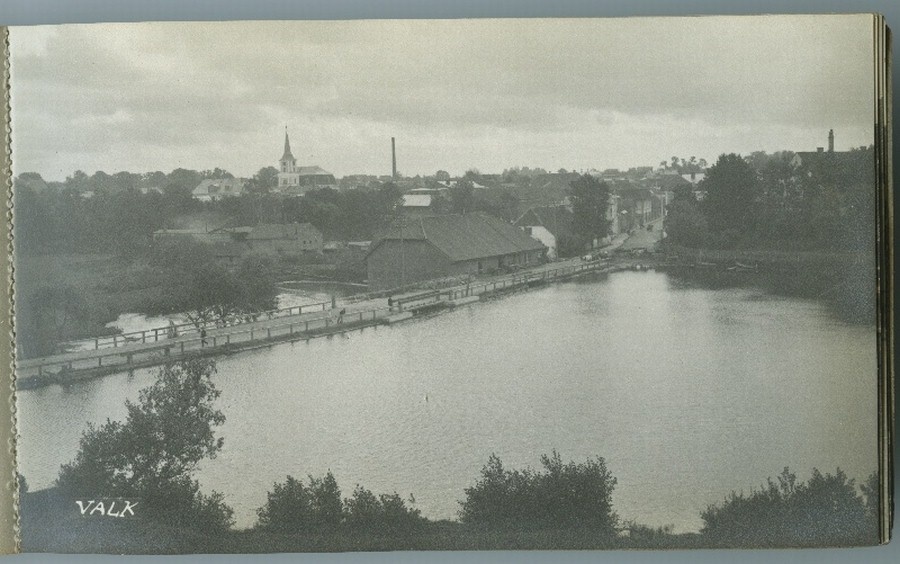 Valk, esiplaanil jõgi sillaga.