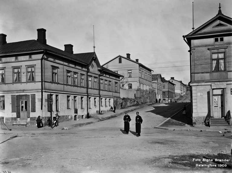 Lönnrothinkatu (nykyinen Suonionkatu) 2, 4, 6, 8.