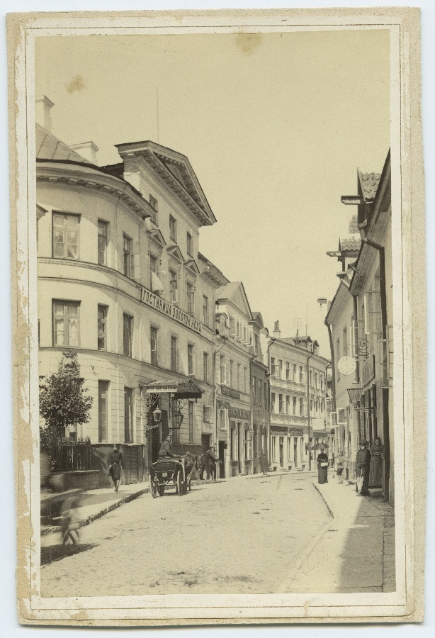 Harju tänav, vasakul hotell "Kuld Lõvi"