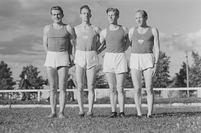 "Kalevi" jooksjad Erich Veetõusme ja Aleksander Tšikin grupipildil  similar photo