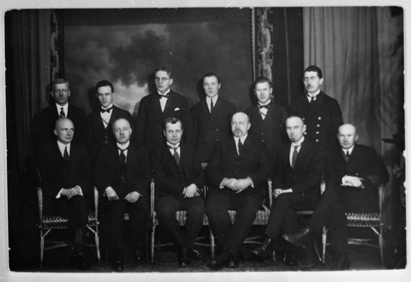 Tallinna Tehnikumi laevaehitusteaduskonna lõpetajad ja õppejõud, 1.reas vasakult: 2) prof. F. Dreyer, 3) direktor H. Reier, 4) prof. O. Maddison, 5) j. Annusson;  2.reas vasakult neljas lõpetaja Leo Jürgenson, 1924.a.