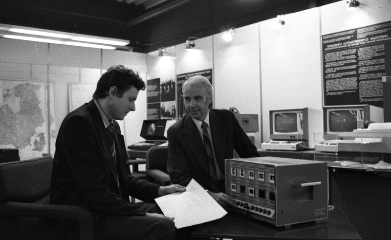 TPI majandusteaduskonna töökaitse kateedri õppejõud dotsent Gunnar Kiivet(paremal) ja assistent Henn Tasso Pirita näitusepaviljonis 1985.a. detsembris