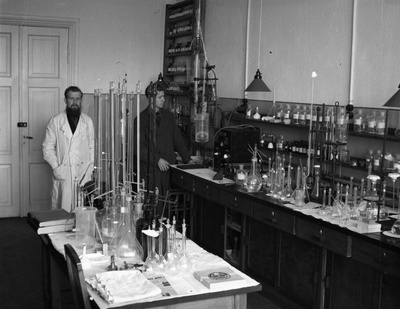 Tallinna Tehnikaülikooli keemiateaduskonna aassistent Andres Väärismaa laboris töötamas, 1938.-1939.a.  duplicate photo