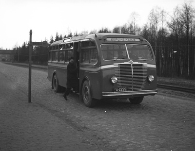 Tallinna Tehnikaülikooli keemiateaduskonna aassistent Andres Väärismaa bussile astumas, 1938.-1939.a.  duplicate photo