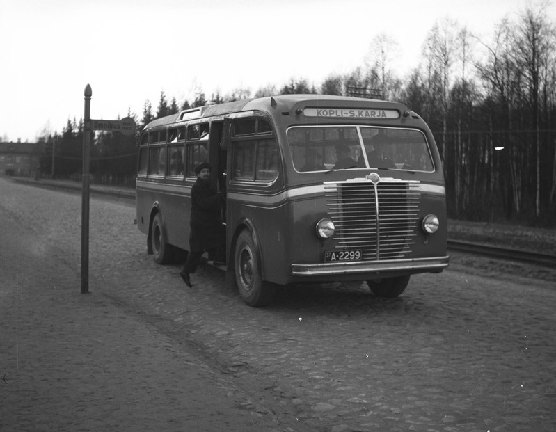 Tallinna Tehnikaülikooli keemiateaduskonna aassistent Andres Väärismaa bussile astumas, 1938.-1939.a.