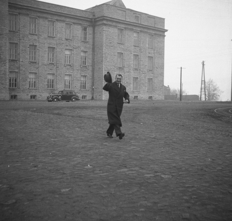 Tallinna Tehnikaülikooli prof. Voldemar Paavel peahoone ees Koplis (enne  reisi Saksamaale), 1939.a.