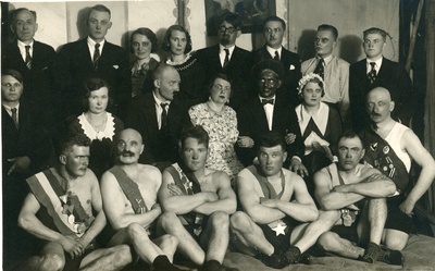 Iisaku näiteringi etendus "Tðempionaat" tegelased 13.04.1936  duplicate photo