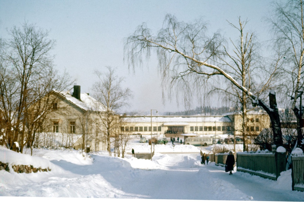 Talvinen asema-aukio, edessä rautatieasema ja vasemmalla Paloheimon pääkonttori. Kuvattu Apteekinmäen rinteestä Maantieltä. Kuva: Riihimäen kaupunginmuseo