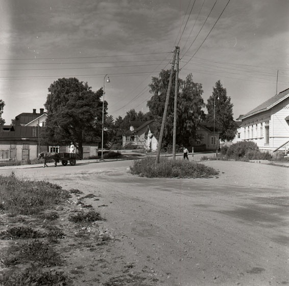Maantien ja Torikadun risteys 1950-luvulla Maantieltä kuvattuna. Kuva: Riihimäen kaupunginmuseo