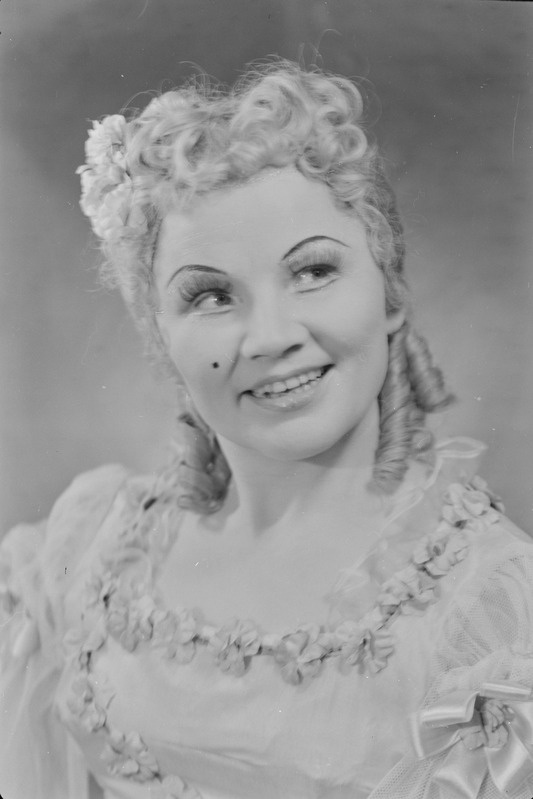 Padaemand, Teater Estonia, 1957, osades: Prilepa – Chloe – Klaudia Tiidus