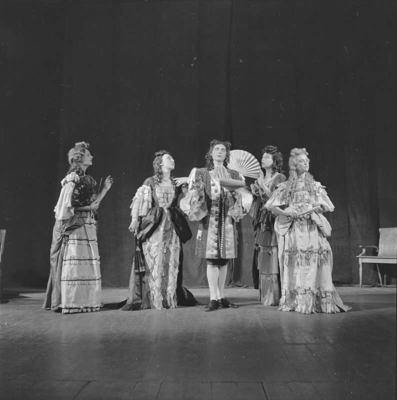 Õpetatud naised, Teatrikooli eriklassi lavastus, Teater Estonia endises kinoteatris Gloria, 1945, pildil: Leida Levald, Eva Meil, Ferdinand Veike, Astrid Lepa, Truuta Muld