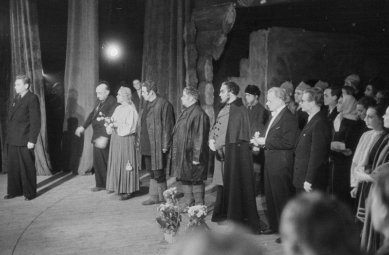 Tormide rand, Teater Estonia, 1949, pildil: Tormide ranna pidulik etendus riikliku preemia omistamise puhul, vasakult Voldemar Haas, Kirill Raudsepp, Ungru krahv – Vootele Veikat, Leemet – Martin Taras, Petrov – Georg Taleš, Mall – Olga Lund ja Aleksandr Viner