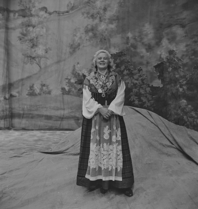 Käsikäes, Teater Estonia, 1956, osades: Mari – Linda Sellistemägi