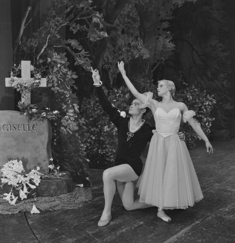 Giselle, Teater Estonia, 1959, osades: Giselle – Eike Joasoo, Prints Albert – Väino Aren