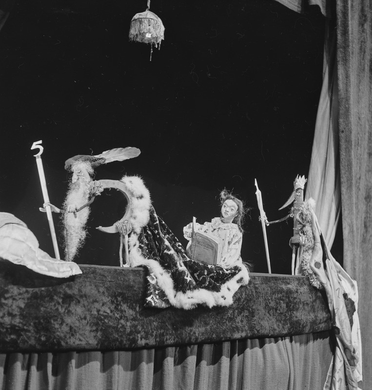 Printsess tindiplekk, Nukuteater, 1952, osades: Vana Viis - Bruno Mitt, Miina – Aili Leetva, Kuningas Üks – Evald Aavik