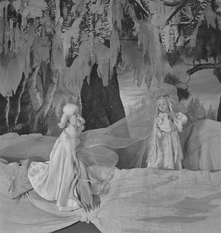 Metsa muinasjutt, Nukuteater, 1952, osades: Suhhovri – Oskar Liigand, Niiskus lumehaldjas – Aili Leetva