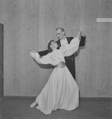pildil: Artur Koit ja Hilda Malling, balletiartistid  similar photo