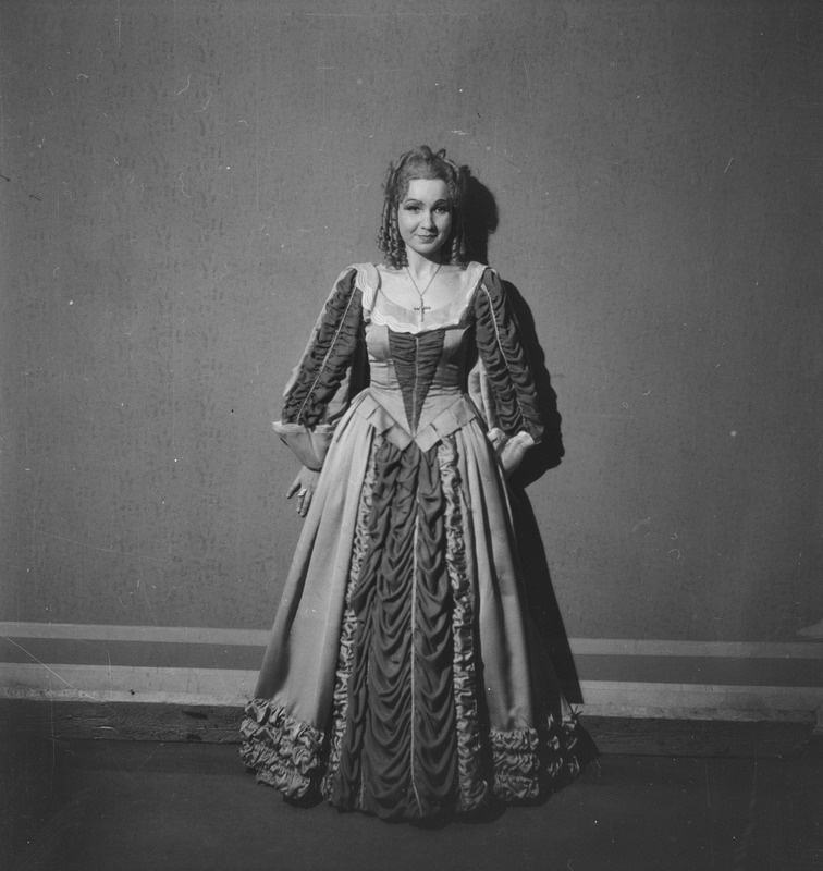 Kolm musketäri, Teater Estonia, 1945, osades: Margot de Nevers – Meta Kodanipork