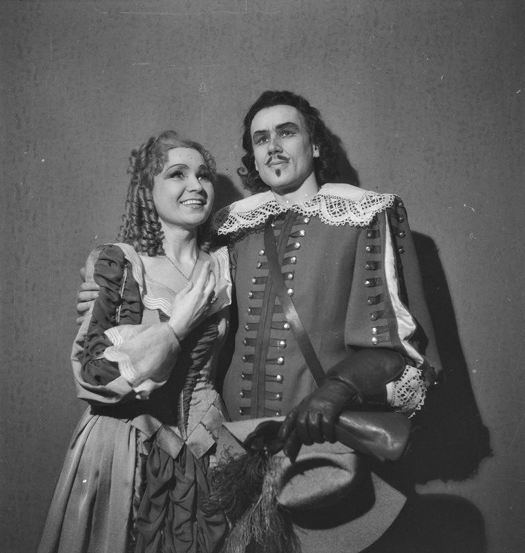 Kolm musketäri, Teater Estonia, 1945, osades: Margot de Nevers – Meta Kodanipork, D`Artagnan – Georg Ots