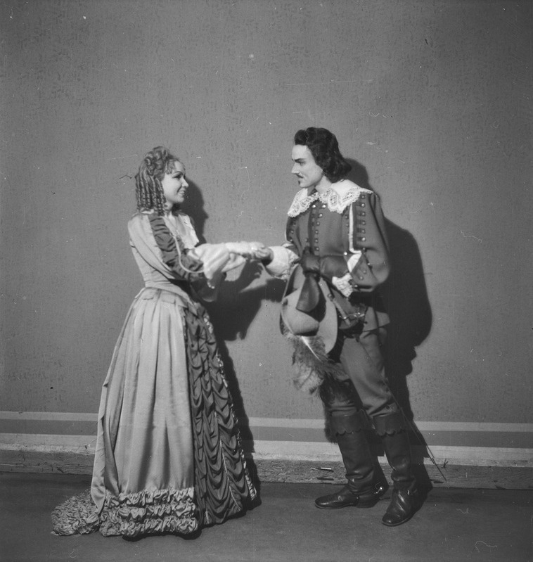 Kolm musketäri, Teater Estonia, 1945, osades: Margot de Nevers – Meta Kodanipork, D`Artagnan – Georg Ots