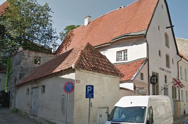 Tallinn, Rüütli tänav 20, vasakul vana linnamüür ja Neitsitorn. rephoto