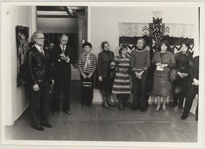 Tartu tarbekunstinäituse avamine 10.12.1979.a. Sõna võtab KL Tartu osakonna esimees  E. Taniloo, tema kõrval reporter ETV Tartu osakonnast  similar photo