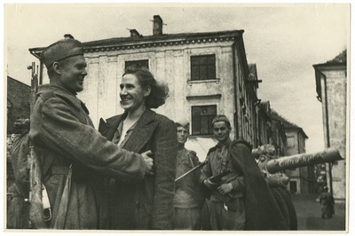 Eesti Korpuse võitleja kohtus Tallinna tänaval oma naisega.  duplicate photo