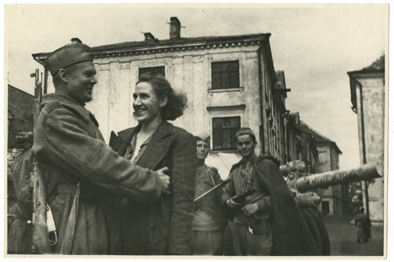 Eesti Korpuse võitleja kohtus Tallinna tänaval oma naisega.