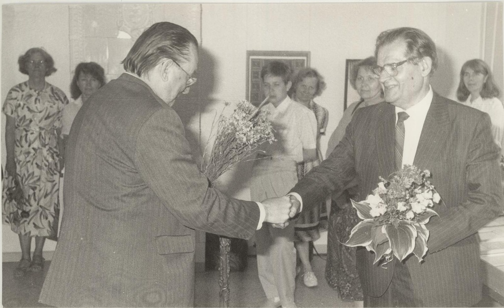 Kaljo Põllu näituse avamine 30.06.1994.a. Kunstnikku õnnitleb Jaan Eilart (vasakult)