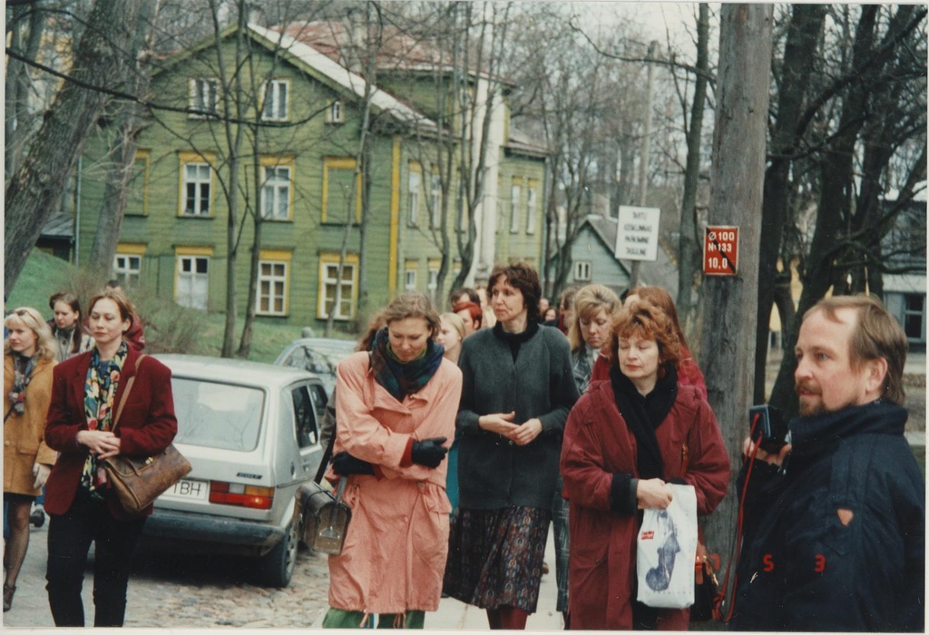 TÜ kunstikabineti näituse "Let's go" avamine TKM-is 03.05.1997. Rongkäik Vallikraavi tänaval.