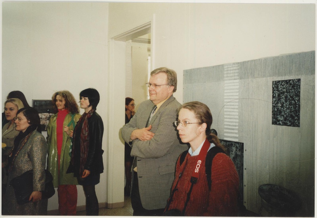 V. Zarina ja K. Zarinsi näituse avamine 30.03.1999. Läti euroteadlane (Zarinsite tuttav), Tiina Viirelaid