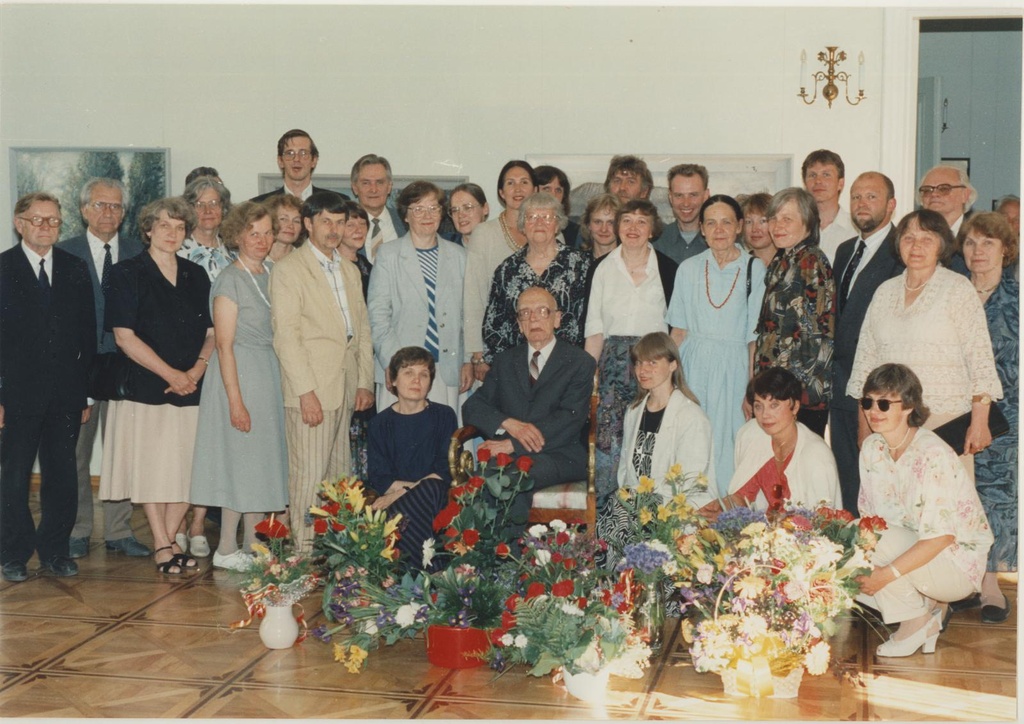 Professor Voldemar Vaga 95-aasta juubel Kivisilla Pildigaleriis 1994. Vaga oma õpilaste ja külalistega.