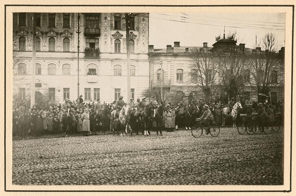 [german officers on horseback at the head of a crowd of people in Kiev]