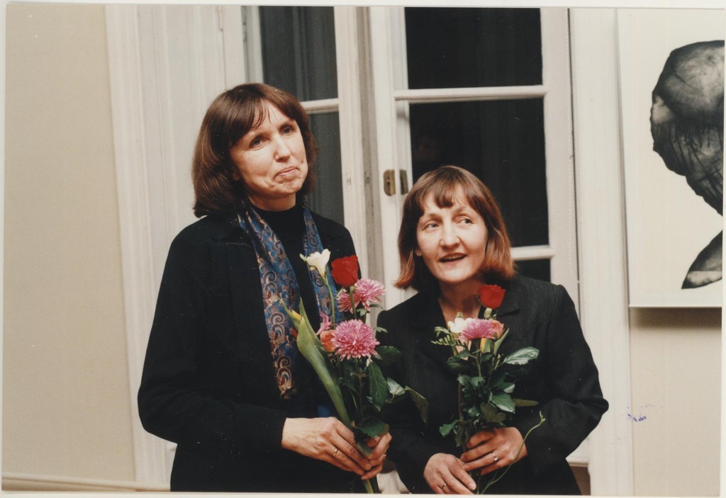 Näituse "Hingeaeg. Eesti kunst 1900-2000" avamine 12.11.1999. Näituse tegijad Tiiu Talvistu ja Mare Joonsalu.