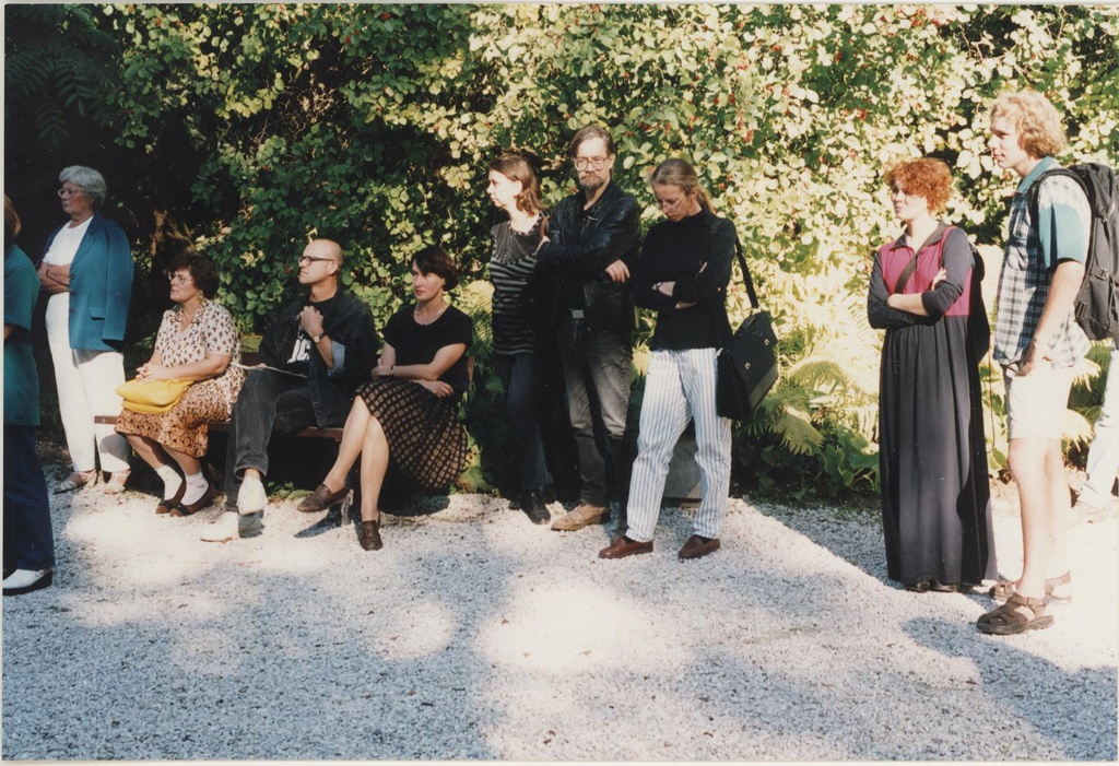TKM-i ajalugu. Muuseumi skulptuuride väljapaneku avamine TÜ Botaanikaaias 1999.a. suvel.
