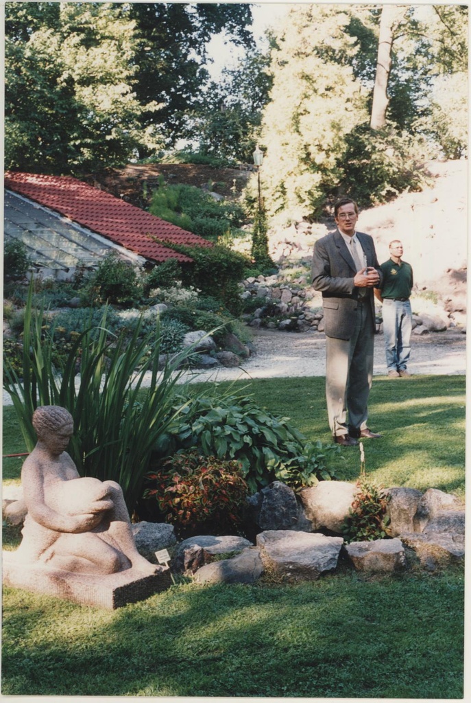 TKM-i ajalugu. Muuseumi skulptuuride väljapaneku avamine TÜ Botaanikaaias 1999.a. suvel.