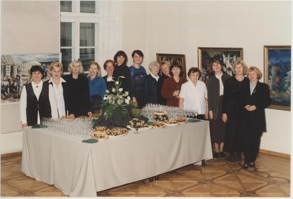 Muuseumi töötajad enda poolt kaunistatud peolaua ümber. TKM-i 60. juubel 17.11.2000.