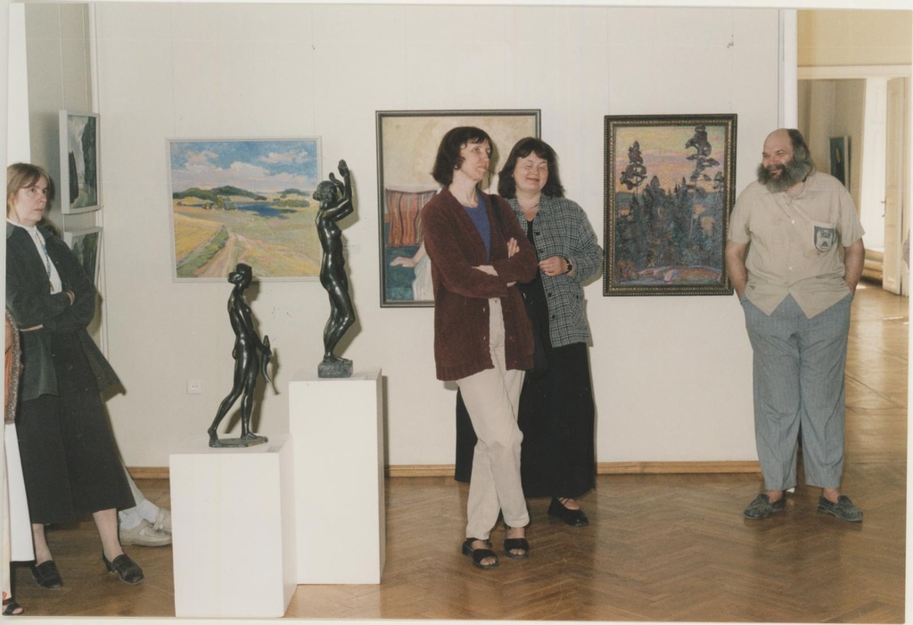 Üllatusgiidide ekskursiooni juhtimist kuulavad Ene Asu, Tiiu Talvistu, Reeli Kõiv, Matti Milius 18.05.2000.