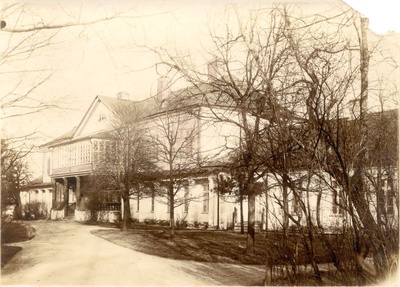 Foto. Krahv Brevern De la Gardie loss Haapsalus.  Vaade pargiteelt hoone fassaadile. u 1900.  duplicate photo