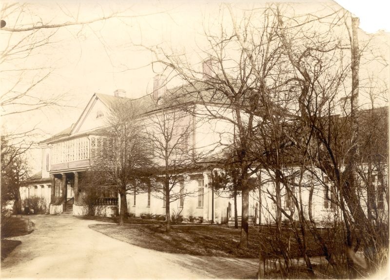 Foto. Krahv Brevern De la Gardie loss Haapsalus.  Vaade pargiteelt hoone fassaadile. u 1900.