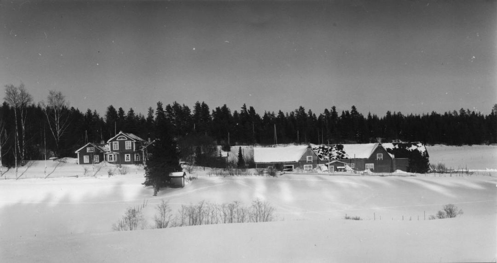 Ollilan maatilan päärakennus ja kookas navettarakennus Ali-Keravalla talvella oletettavasti 1950-luvulla