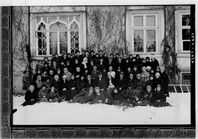 Virumaa Rahvaülikooli õpilased ja õpetajad Kundas (keskel G. Vilbaste abikaasaga)  similar photo