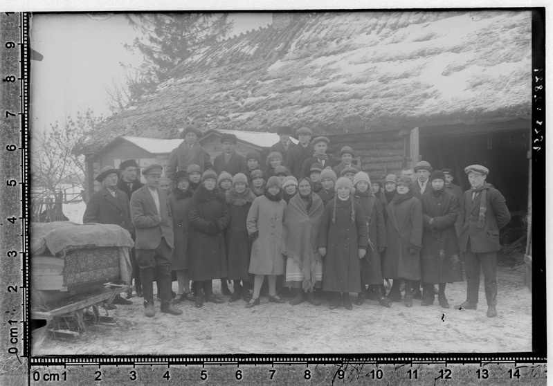 Grupp Virumaa Rahvaülikooli õpilasi maja ees